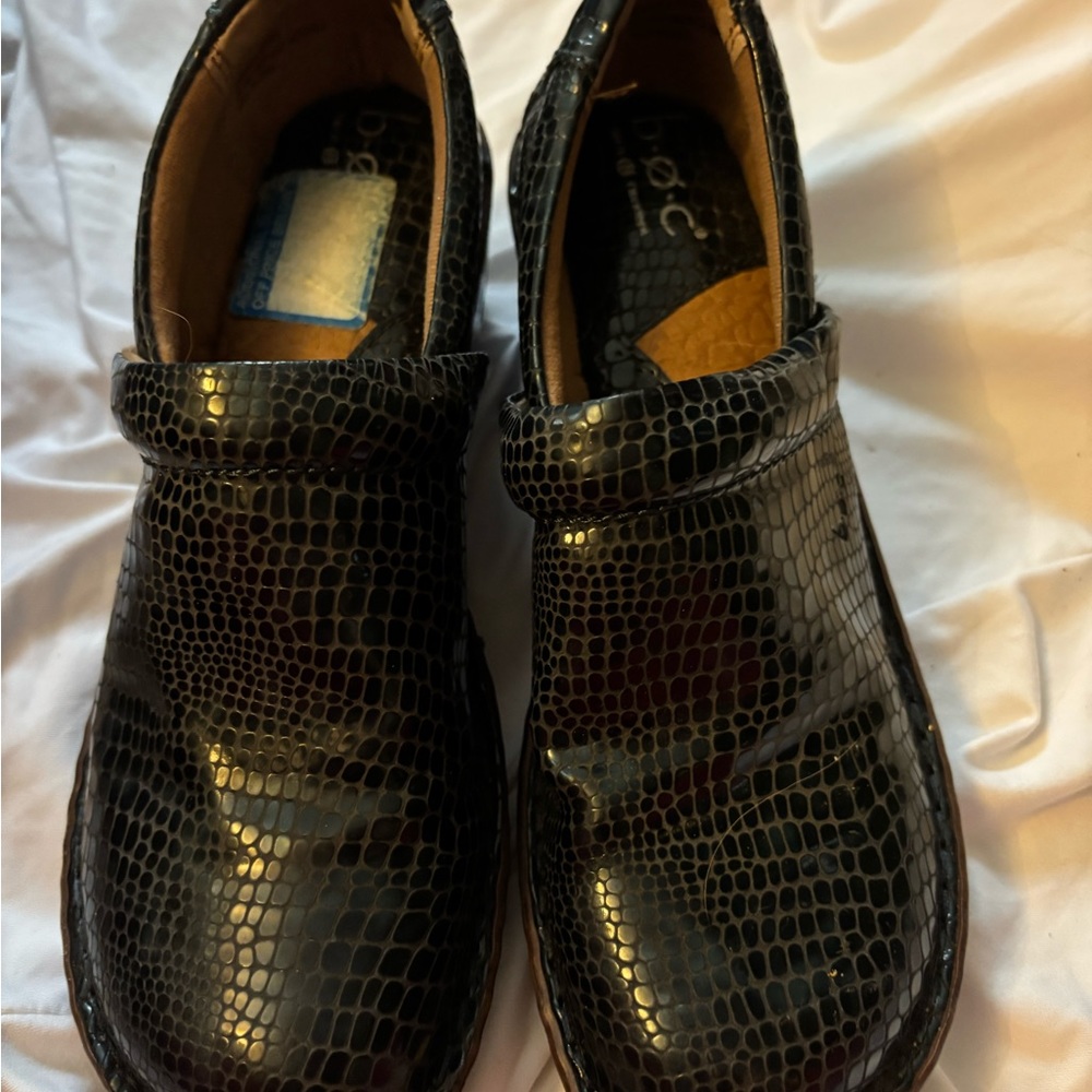 Navy blue clogs B.o.c is the make
